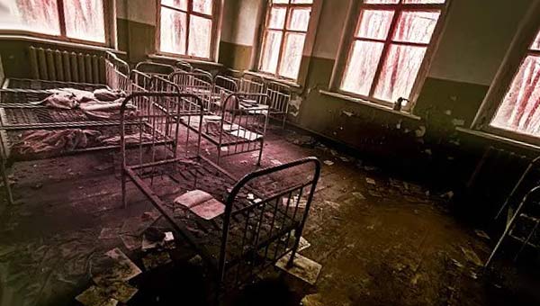 детские кровати в заброшенной больнице