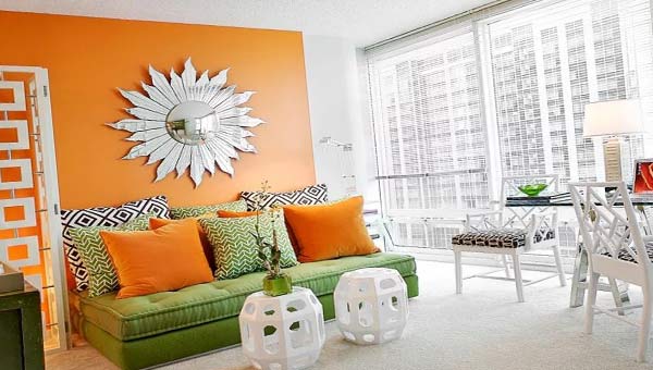 оранжевая стена, зеленый диван
