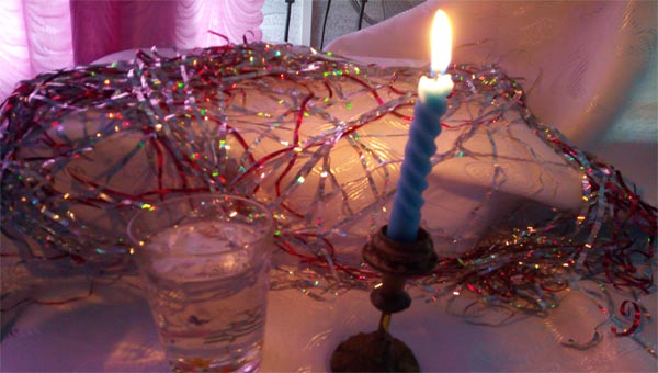 свеча, блестки и стакан воды