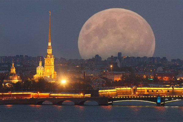 огромная Луна на фоне ночного города