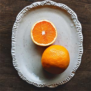 апельсины на тарелке
