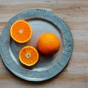 апельсины на блюде