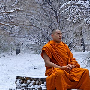 монах медитирует на снегу