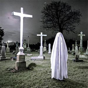 призрак на кладбище