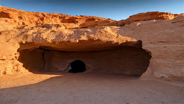 пещера в пустыне