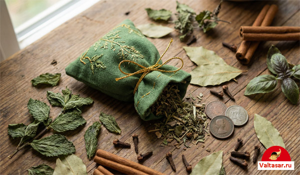 зеленый мешочек с травами и монетки