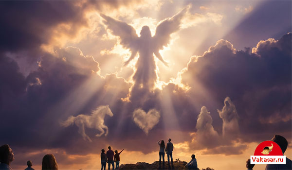 фигуры ангела, коня и сердца в облаках