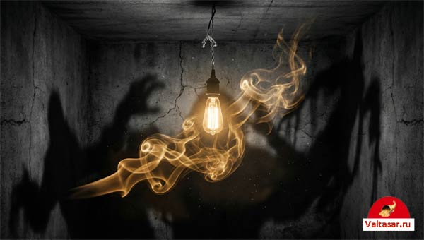 лампочка светит в комнате, на стене пляшут тени