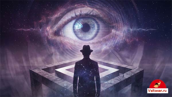 огромный глаз смотрит на человека