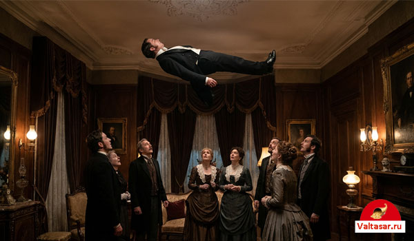 человек левитирует над группой людей