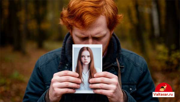 рыжий парень держит фото бывшей девушки